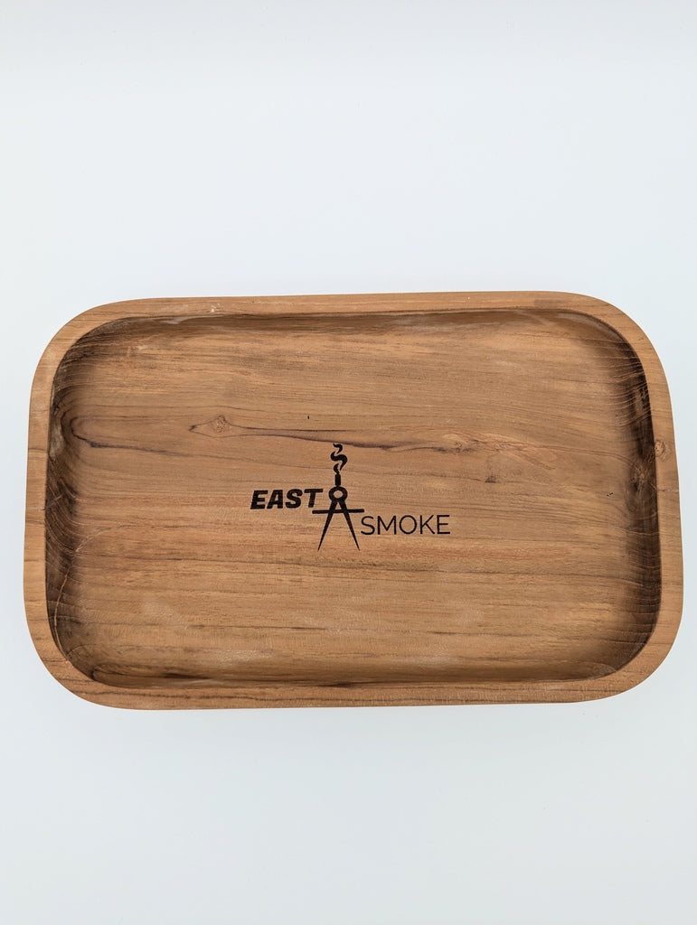 Rechteckige Holz-Drehunterlage aus Teakholz mit abgerundeten Ecken, natürlicher Maserung und "EAST SMOKE"-Logo in Schwarz.