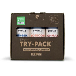 Auf dem Bild ist eine braune Verpackung zu sehen, auf der "TRY PACK" steht. Im Inneren befinden sich drei Flaschen mit den Aufschriften "FISH-MIX", "BIO-BLOOM" und "TOP-MAX". Oben links befindet sich ein grünes Etikett mit der Bezeichnung "OUTDOOR PACK" und einem Barcode. Die Verpackung ist beschriftet mit "100% ORGANIC CERTIFIED" und "BIOBIZZ FROM DUTCH ORIGINS". Rechts oben auf der Schachtel steht "HAND CRAFTED SINCE 1992". Die Flaschen sind nebeneinander angeordnet und im Karton sichtbar.